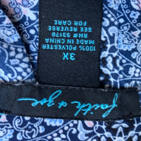 V-neck medallion blouse - Picture 4 of 4